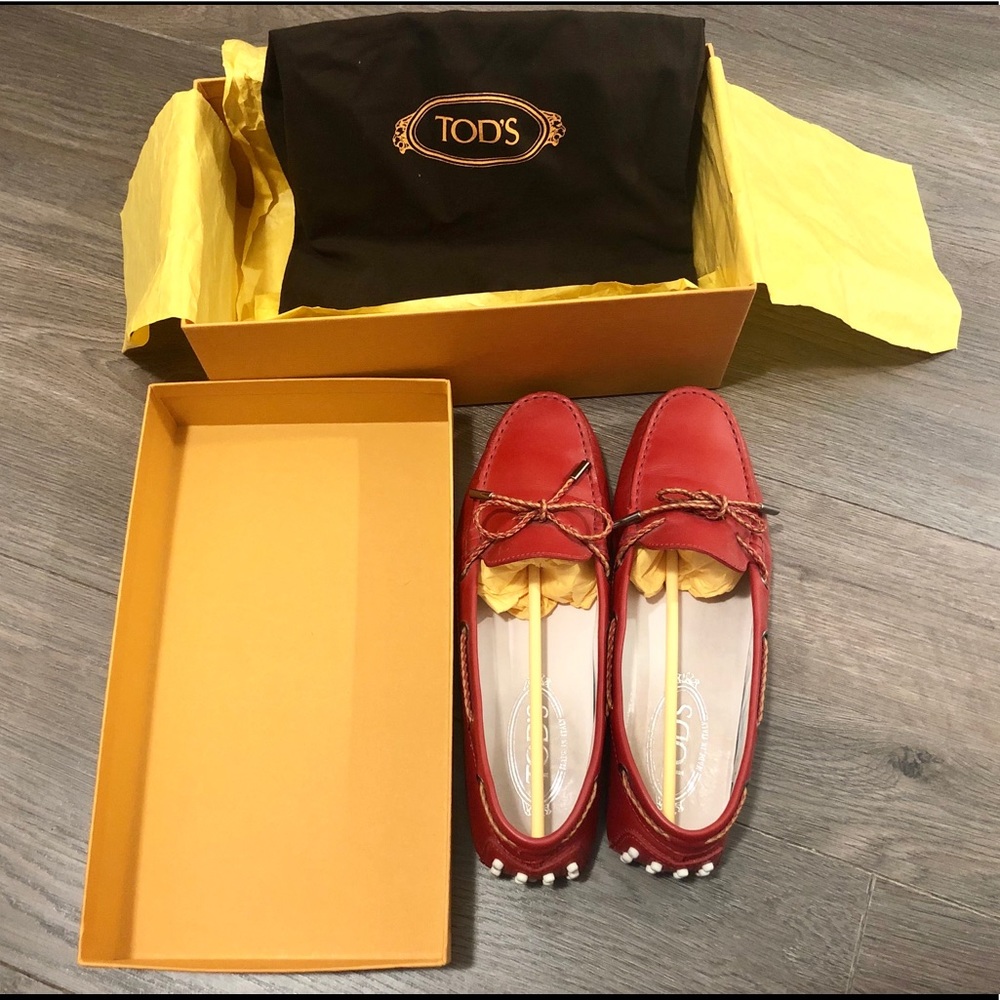 Preloved Tod’s red leather bow loafers flats siz38